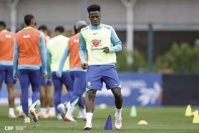 Ancelotti admite que Vini Jr ainda está devendo na Seleção: 'Não conseguiu atingir o nível'