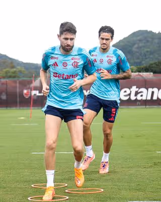 Jorginho participa de treino no Ninho, e deve ser relacionado para o Fla-Flu