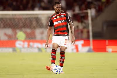 Apesar das sondagens, Evertton Araújo não deve deixar o Flamengo nesta janela