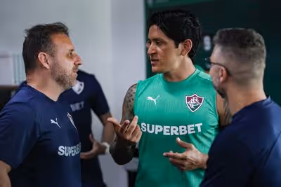 Cano passa por cirurgia no joelho direito