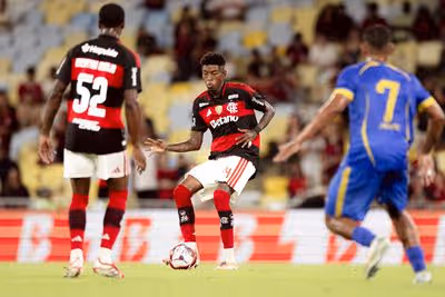 Vitão sai em defesa de Emerson Royal, vaiado por torcedores do Flamengo
