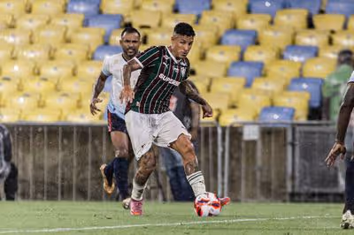 Lateral do Fluminense, Arana sofre entorse no tornozelo e passará por exames