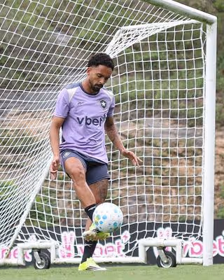 Lateral do Botafogo, Vitinho entra na mira do Zenit
