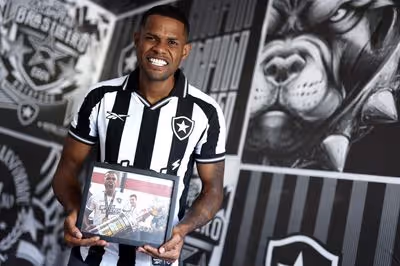 Júnior Santos detalha retorno e agradece carinho no Botafogo: 'Energia surreal'