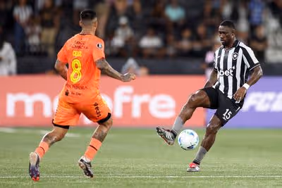 Bastos lamenta desatenção do Botafogo em eliminação na Libertadores: 'Momento difícil'