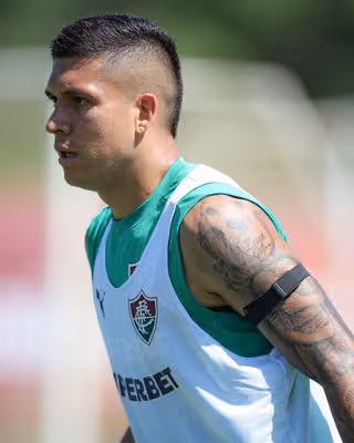 Fluminense planeja utilizar zagueiro colombiano depois de paralisação por data Fifa