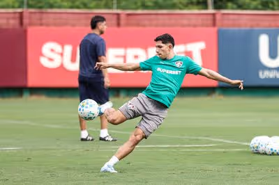 Savarino participa de treino do Fluminense e deve enfrentar o Corinthians