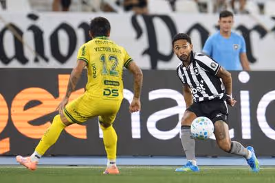 Vitinho destaca vitória do Botafogo mesmo com desempenho abaixo