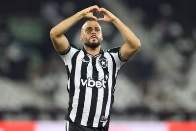 Arthur Cabral minimiza vaias e celebra fim do jejum pelo Botafogo