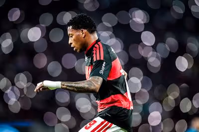 Após polêmica, Plata dá assistência e tem boa atuação contra Santos