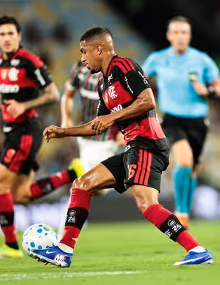 Samuel Lino dá duas assistências e supera números de 2025 pelo Flamengo