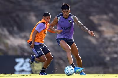 Joaquín Correa volta a treinar e se aproxima de retorno no Botafogo