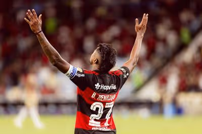 Em alta, Bruno Henrique acerta últimos detalhes para renovar com o Flamengo