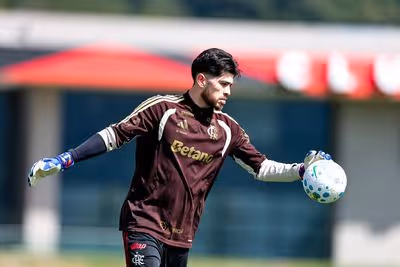 Flamengo mantém confiança em Rossi depois de nova falha: 'Nosso melhor goleiro'