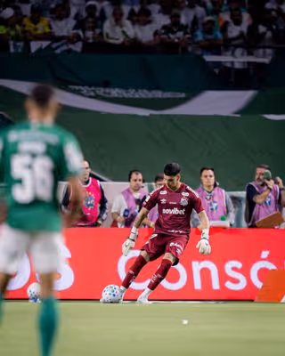 Goleiro de clube da Série A pega quatro jogos de suspensão; entenda