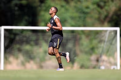 Kaio Pantaleão volta a treinar em campo no Botafogo: ‘Falta pouco’