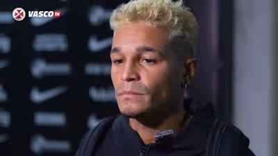 Adson entra bem em vitória do Vasco e responde sobre possível vaga no time titular