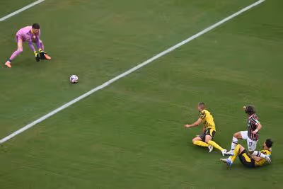 Goleiro do Borussia comenta empate e rasga elogios ao Fluminense: 'Muita qualidade'