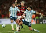 Flamengo tem interesse em jogador do Racing que sofreu fratura em jogo do Maracanã
