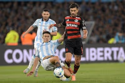 Flamengo segura a pressão com um a menos, empata com o Racing e avança à final da Libertadores