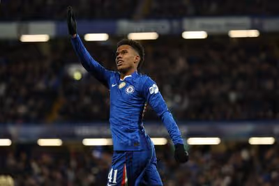 Estêvão se recupera de lesão e é relacionado pelo Chelsea para duelo com o PSG