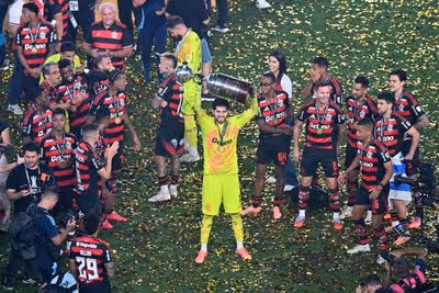 Depois de recusar proposta, Rossi segue negociando renovação com Flamengo