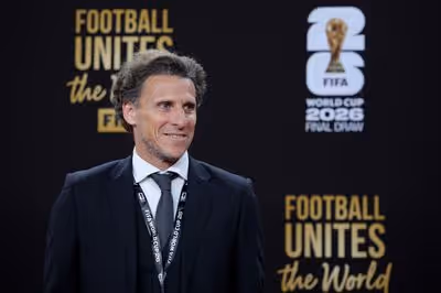 Ídolo do Uruguai, Forlán acumulará funções até chegada de novo técnico