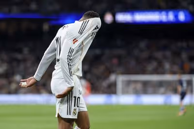 Real Madrid tem dois expulsos, perde e vê Barcelona disparar no Espanhol