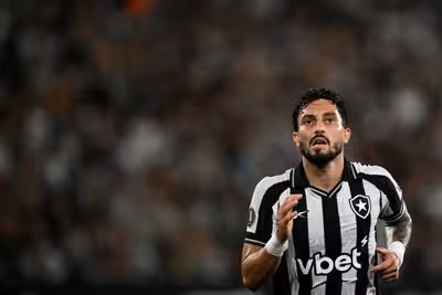 Alex Telles avalia adaptação à nova função no Botafogo