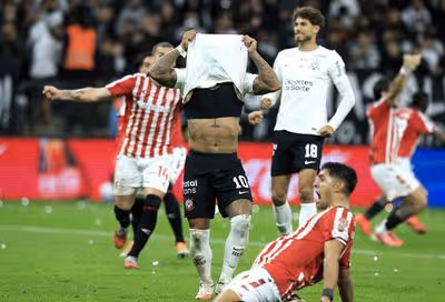 Torcedores picham muros do Corinthians e pedem saída de Memphis