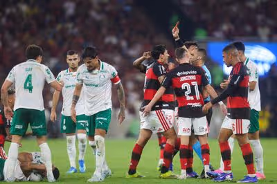 Carrascal se pronuncia e pede desculpas após expulsão em derrota do Flamengo