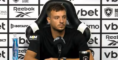 Anselmi desabafa após protestos da torcida: 'Quando a equipe perde, o treinador é burro'