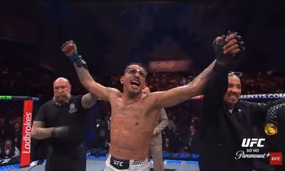 Após nova vitória por nocaute, Carlos Prates cobra disputa de cinturão do UFC