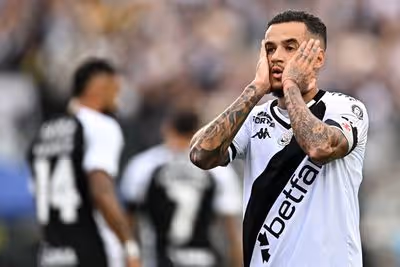 Após saída de Coutinho, Vasco avalia contratação de novo meia