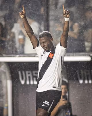Cuiabano vive bom momento no Vasco e chega a 100 jogos como profissional