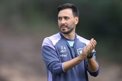 Com Matheus Martins, Botafogo divulga relacionados para enfrentar o Corinthians