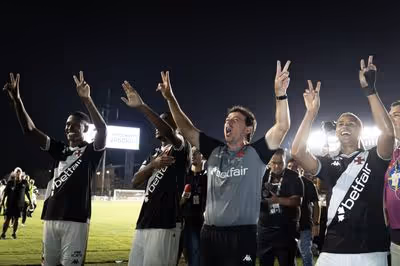 Diniz analisa vitória do Vasco sobre o Inter: 'Um time que jogou junto com a torcida'