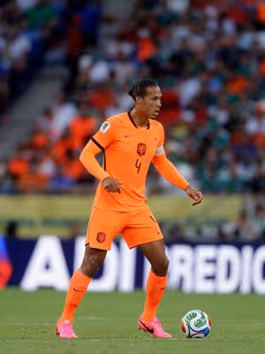 Van Dijk lamenta nova eliminação invicta da Holanda: 'Ajuda em nada'