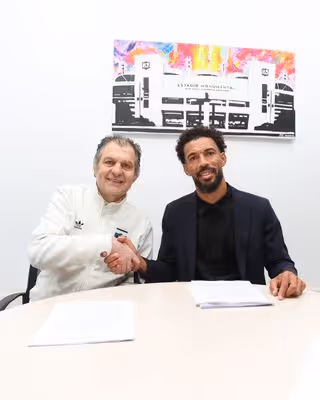 Vozinha assina contrato com o Colo-Colo, do Chile