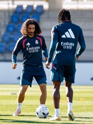 Cucurella defende Vini Jr de críticas no Real: 'Está se esforçando'