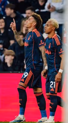Ex-Botafogo brilha com gol e assistência em partida do Campeonato Inglês