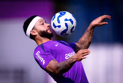 Memphis volta a treinar no Corinthians após ficar 'preso' no Rio na terça