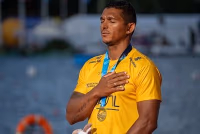 Isaquias Queiroz é campeão no Mundial de Canoagem