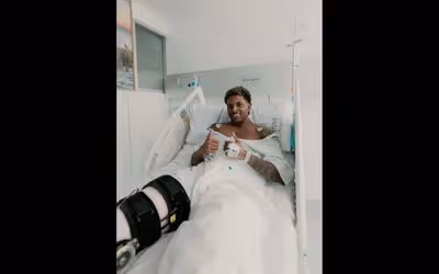 Rodrygo agradece carinho após cirurgia no joelho direito: 'Começa uma nova história'