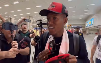 Vitão desembarca no Rio para assinar com o Flamengo: 'Muito feliz'