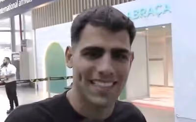 Reforço do Botafogo, Lucas Villalba chega ao Rio: 'Muita felicidade'