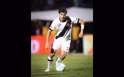 Recém-chegado, Santiago Sosa já se firma no meio-campo do Vasco
