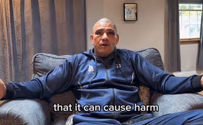 Poatan se revolta com golpes ilegais no UFC Casa Branca e detona árbitro: 'Não é homem'