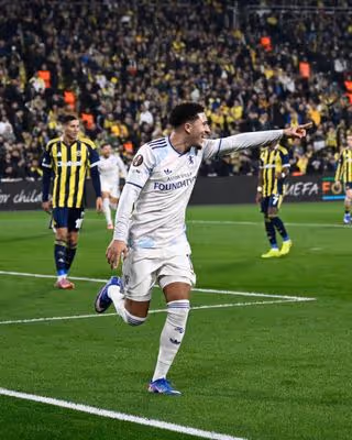 Aston Villa vence o Fenerbahçe fora de casa e garante vaga nas oitavas da Liga Europa