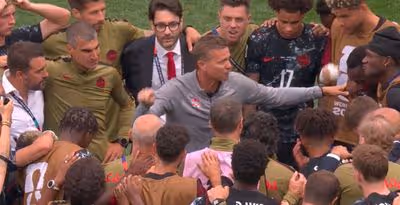 Técnico do Canadá discursa em campo após vitória: 'Heróis nacionais'